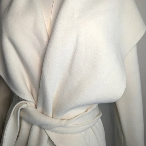 🎀 Winter Coat 🎀 white wrapped coat with belt - Picture 6 of 13